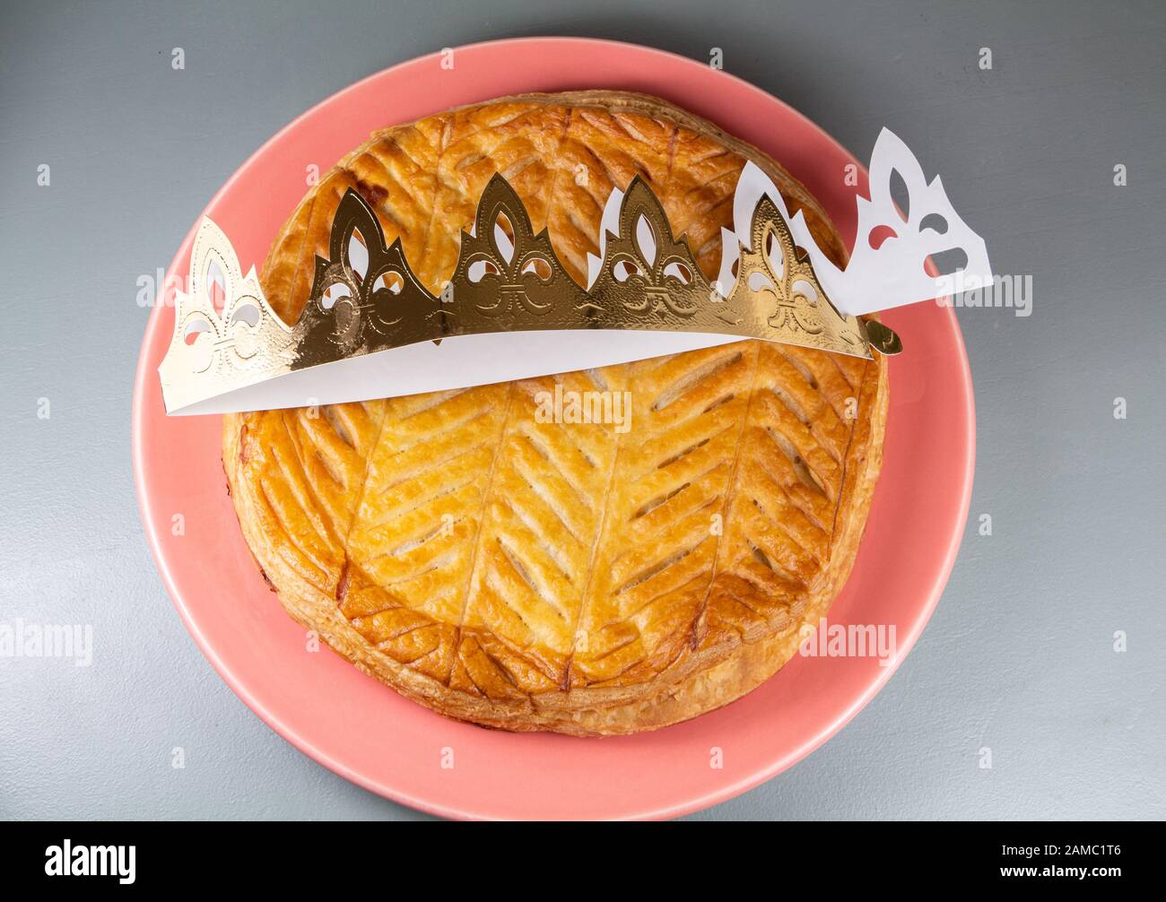 Französischer Königskuchen und Krone auf einem roten Gericht Stockfoto
