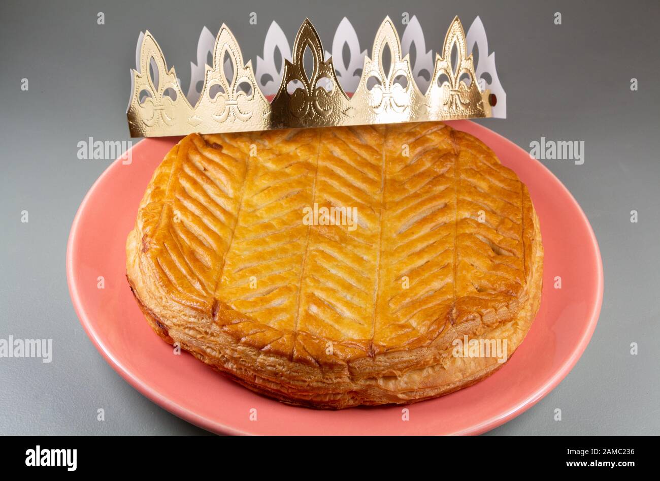 Französischer Königskuchen auf rotem Gericht und Krone Stockfoto