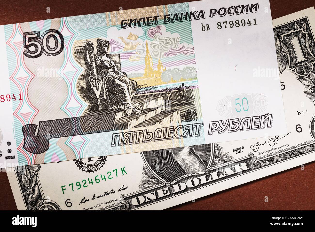 Russische fünfzig Rubel und ein Dollar auf dem Tisch. Das Konzept, den Rubel zu stärken Stockfoto