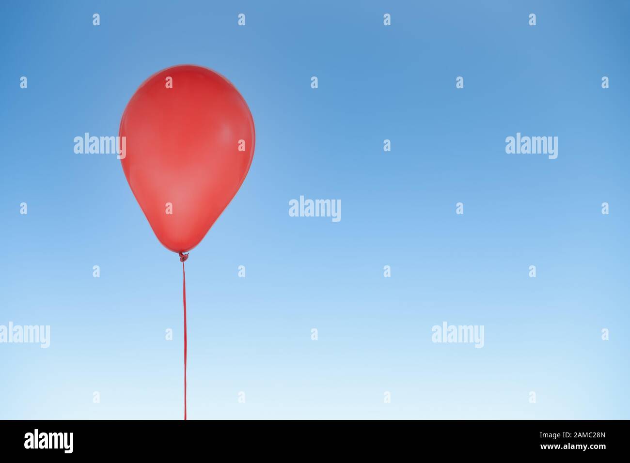 Roter Ballon zum Geburtstag und Feiern isoliert am blauen Himmel Stockfoto