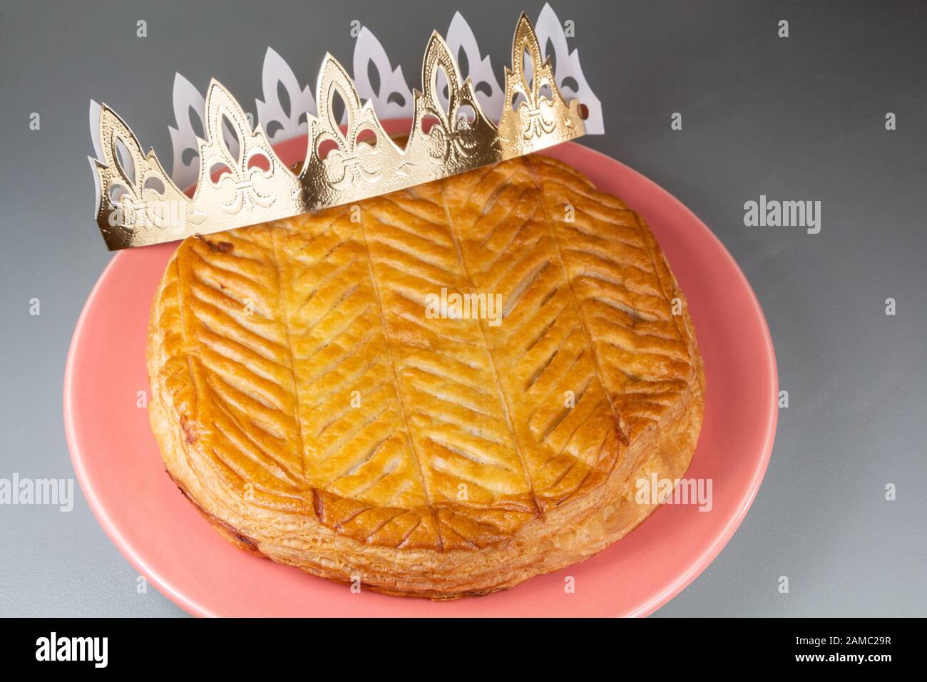 Französischer Königskuchen und goldene Krone auf einem Teller Stockfoto