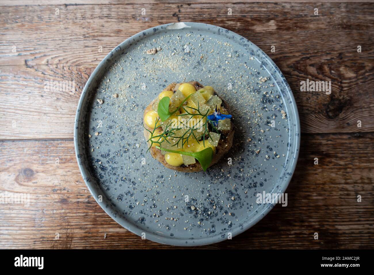 Lakto Sellerie, geräuchertes Eigelb, eingelegter apfel, Selleriehautsalze, eine Vorspeise im Restaurant Ethicurian, Großbritannien Stockfoto