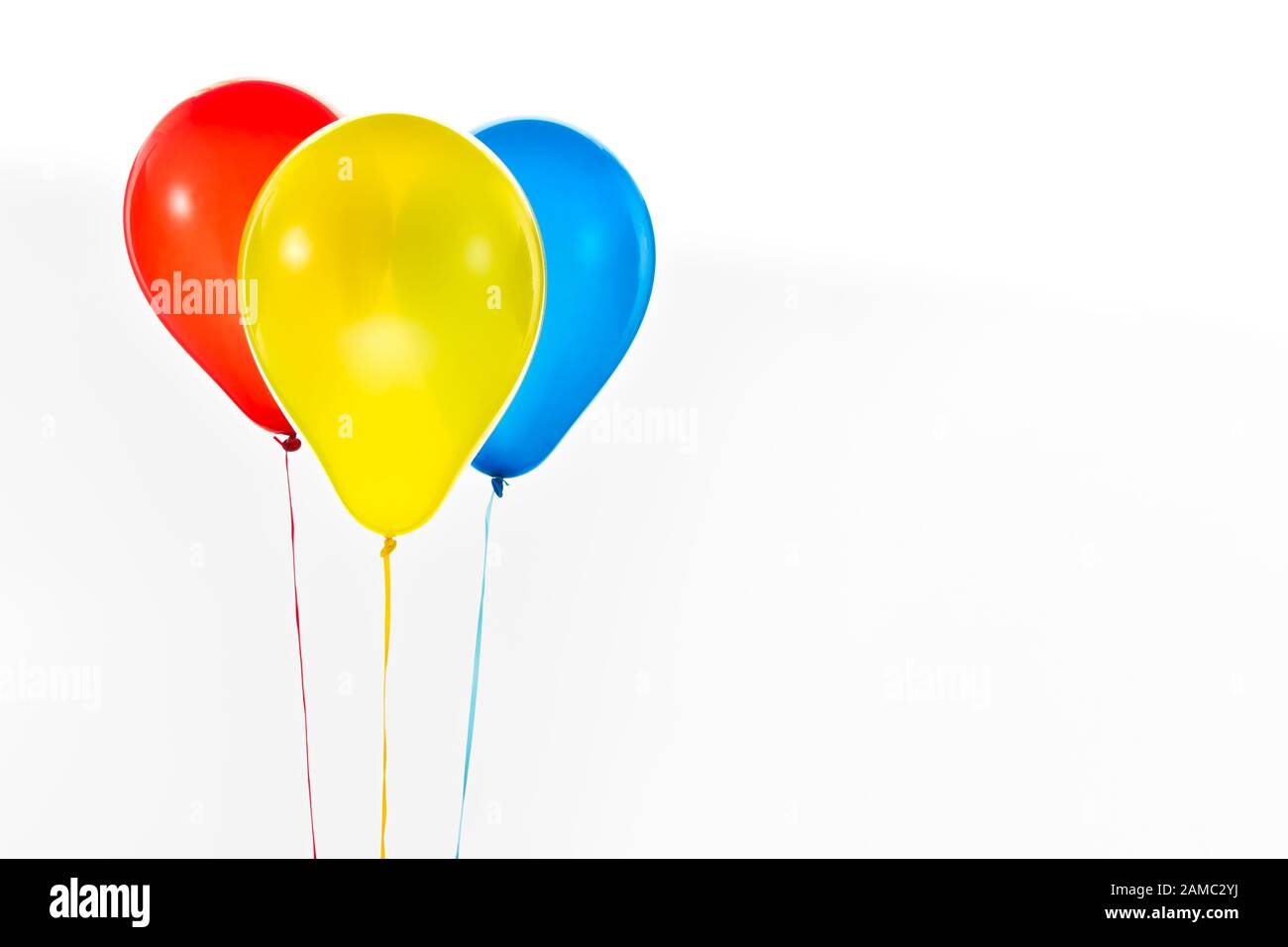 Bunte Ballons zum Geburtstag und Feiern auf weißem Hintergrund Stockfoto