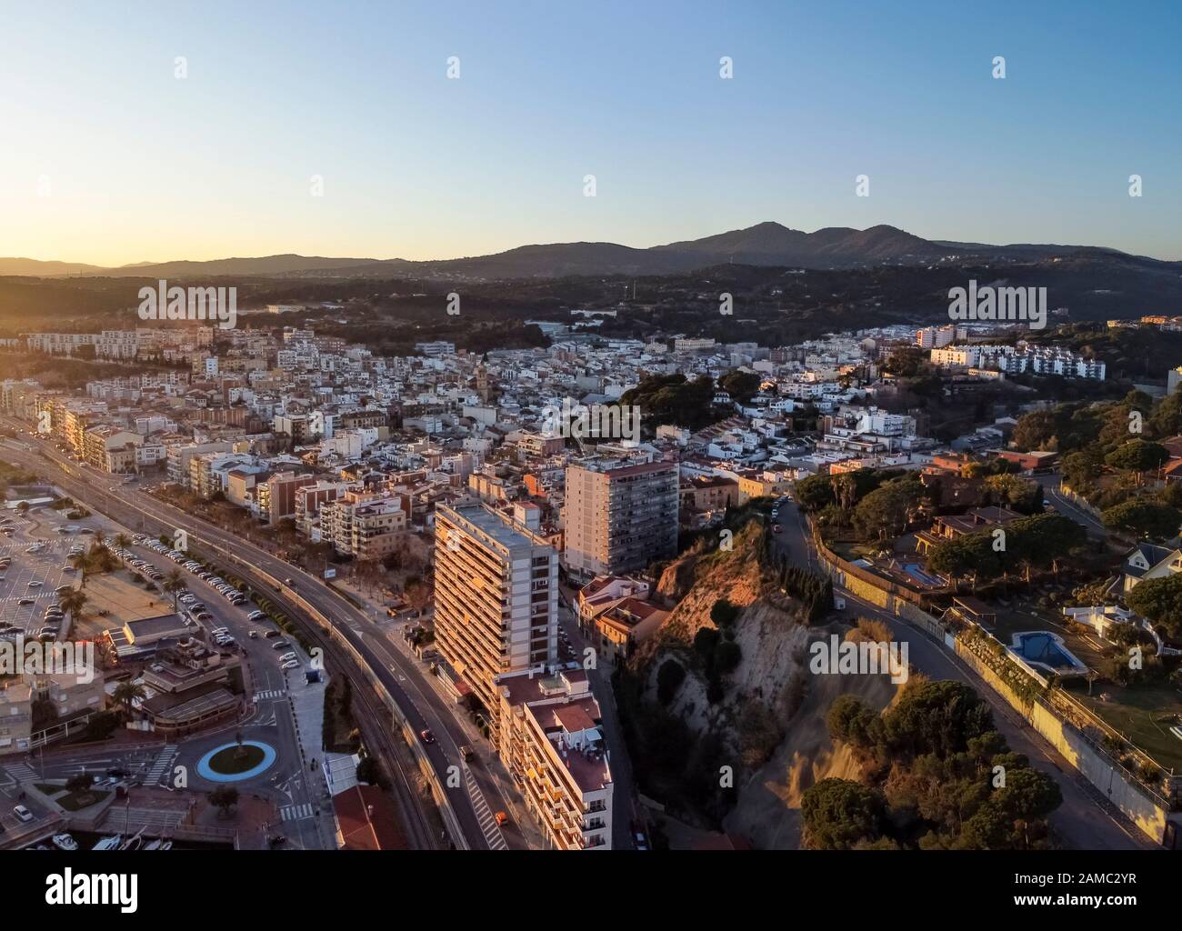 Luftpanorama von Arenys de Mar bei Sonnenaufgang. Das Hotel liegt in El Maresme, Barcelona, Spanien Stockfoto