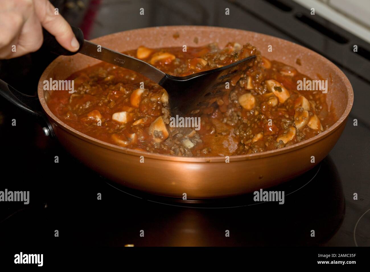 Gemahlenes Hackfleisch, Pilze und Bolognese in Bratpfanne Stockfoto