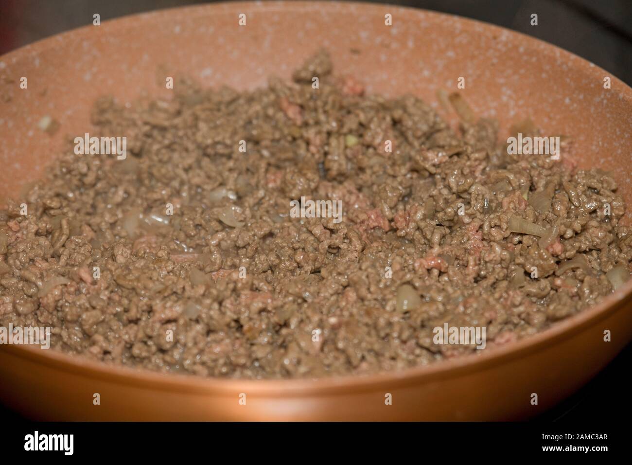 Gemahlenes Hackfleisch und Zwiebeln in der Bratpfanne Stockfoto