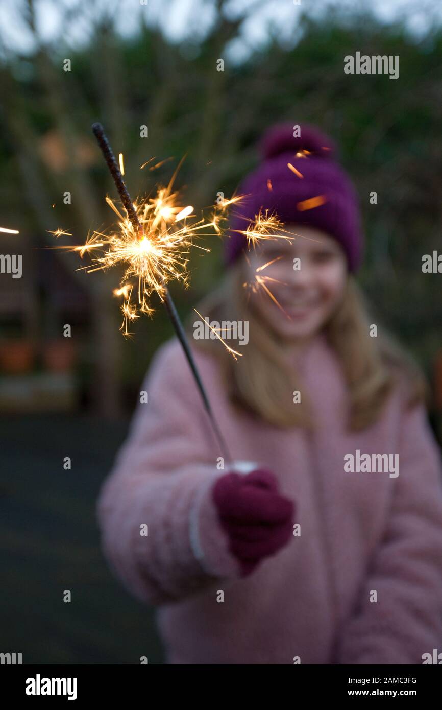 Junge Mädchen außer Fokus, die den Glanz halten Stockfoto