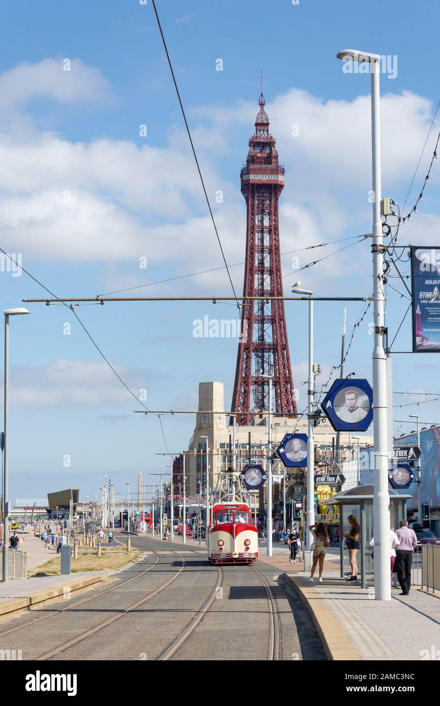 Heritage Boat Car, das sich der Straßenbahnhaltestelle, dem Ocean Boulevard, der Promenade, Blackpool, Lancashire, England, Großbritannien nähert Stockfoto