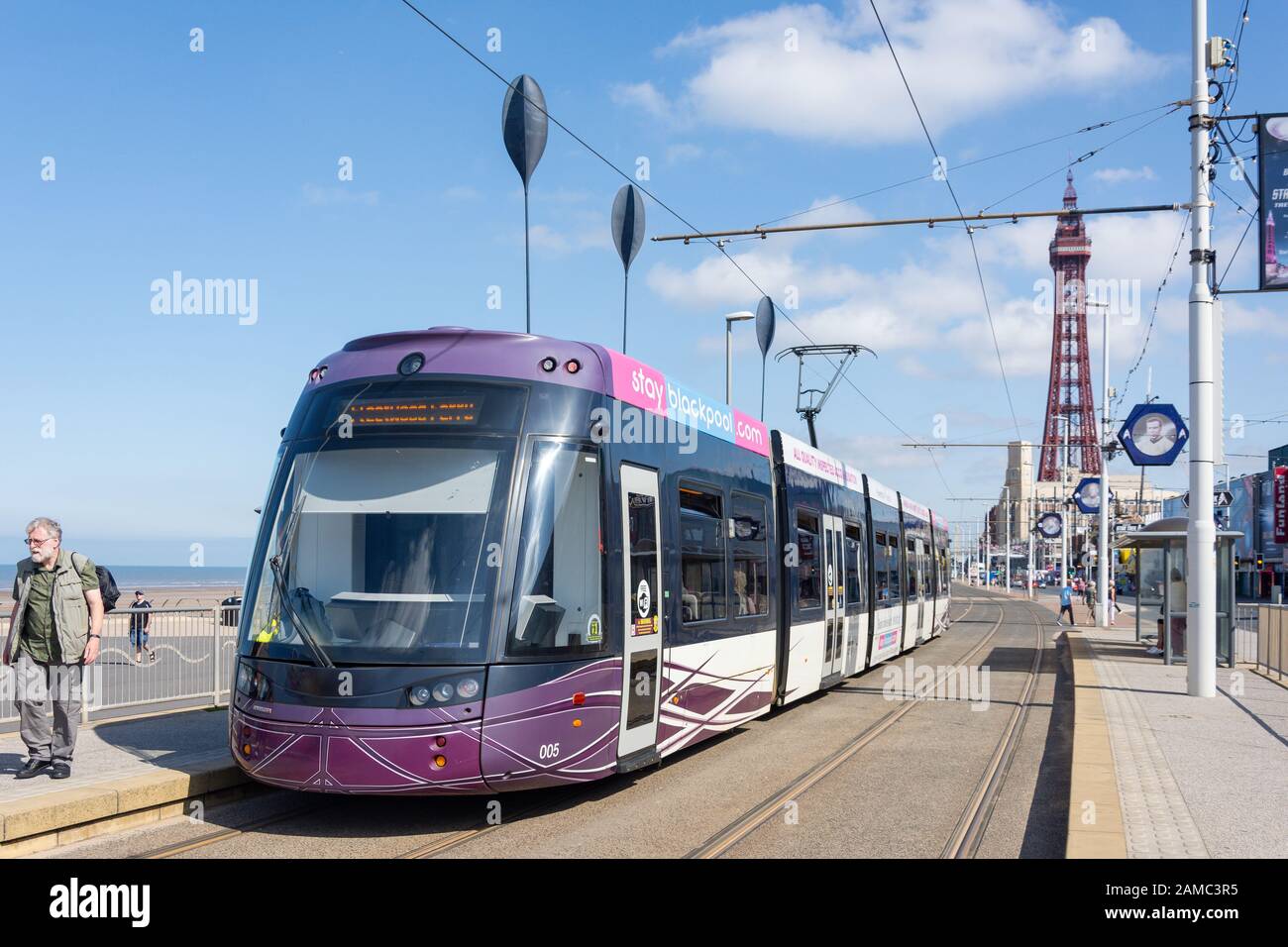 Blackpool Tramway an der Straßenbahnhaltestelle Ocean Boulevard, Promenade, Blackpool, Lancashire, England, Großbritannien Stockfoto