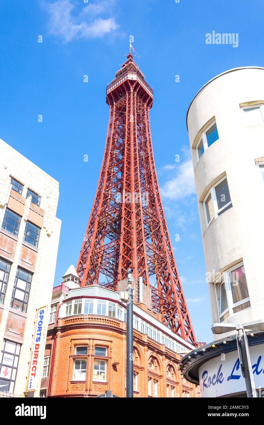 Der Blackpool Tower vom Ocean Boulevard, Blackpool, Lancashire, England, Großbritannien Stockfoto