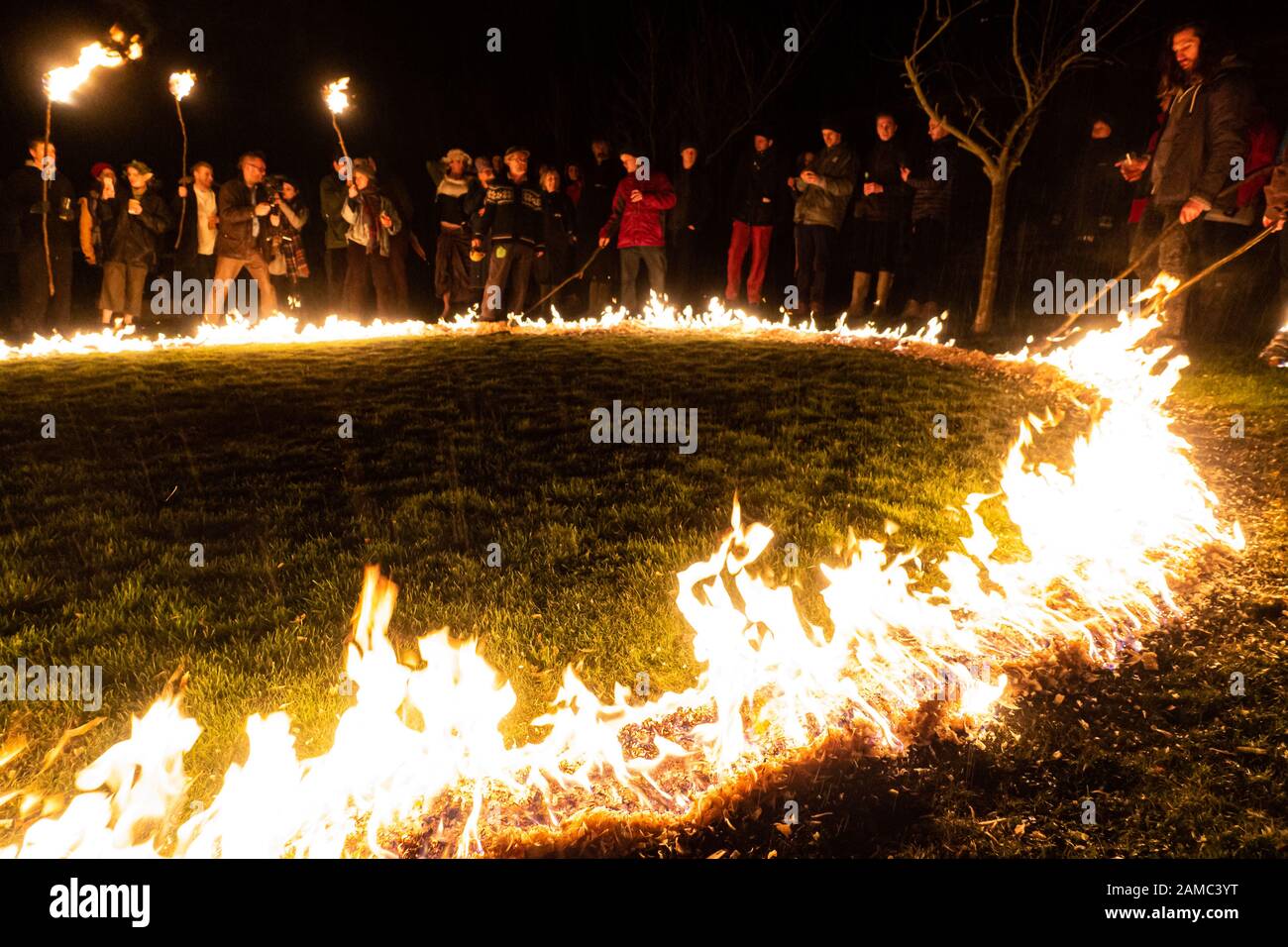 Wassailing im Restaurant Ethicurian, Barley Wood, ummauerter Garten und Obstgarten, Wrington, Somerset, Großbritannien. Wassail-Veranstaltung, Januar 2020 Stockfoto