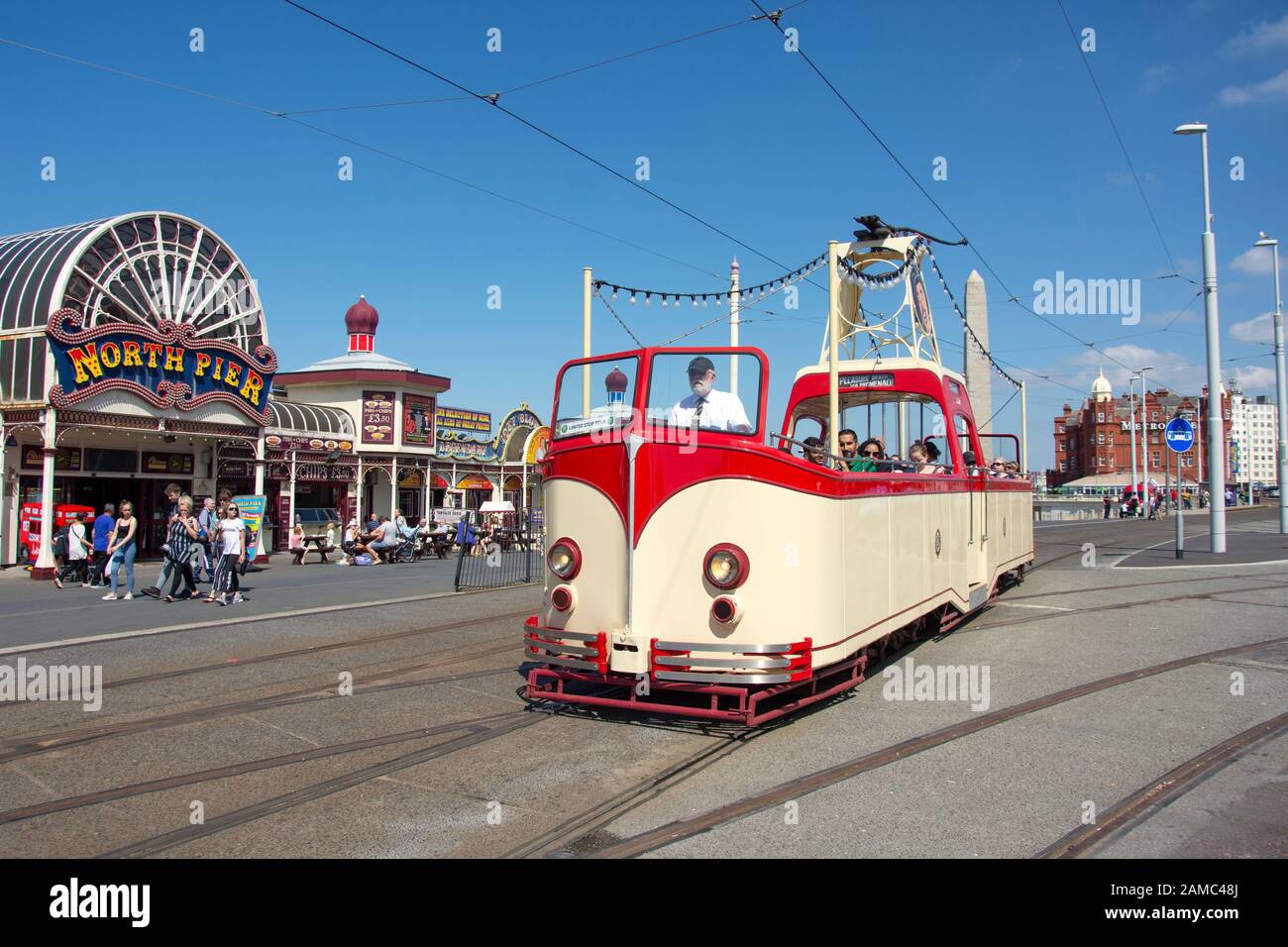 Heritage Boat Car, der Eingang zum North Pier, Der Promenade, Blackpool, Lancashire, England, Großbritannien passiert Stockfoto