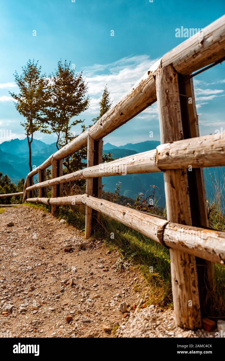 Geteilter Bahnzaun in der Berglandschaft am sonnigen Sommertag Stockfoto