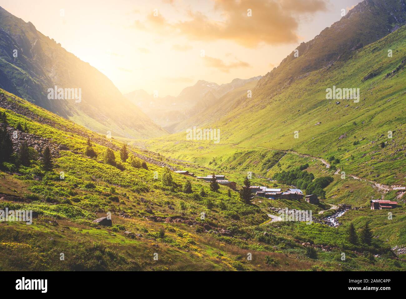 Panoramablick auf Berge, grünes Tal, Dorf, Häuser und Hof in Schwarzmeerregion in Anatolien Stockfoto