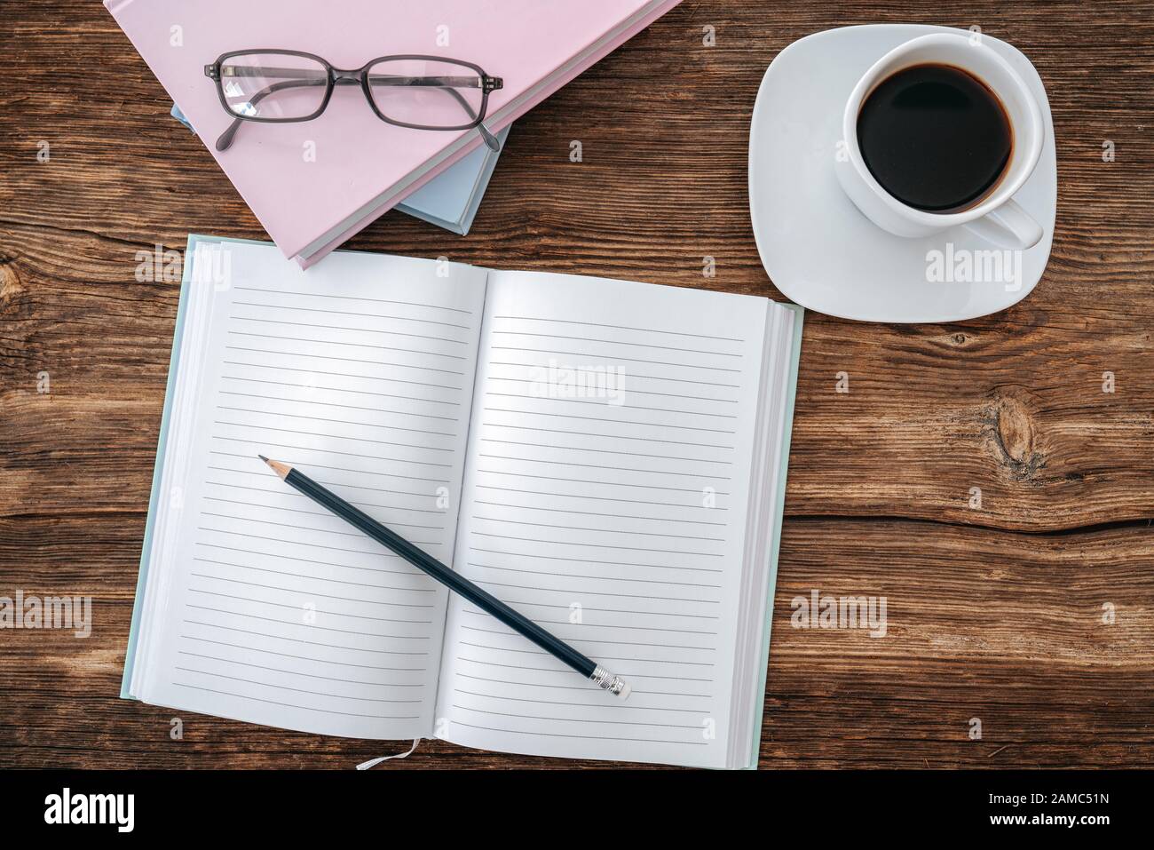 Bleistift und ein offenes Notizbuch auf Holztisch. Vogelperspektive, Mock-up-Konzept Stockfoto