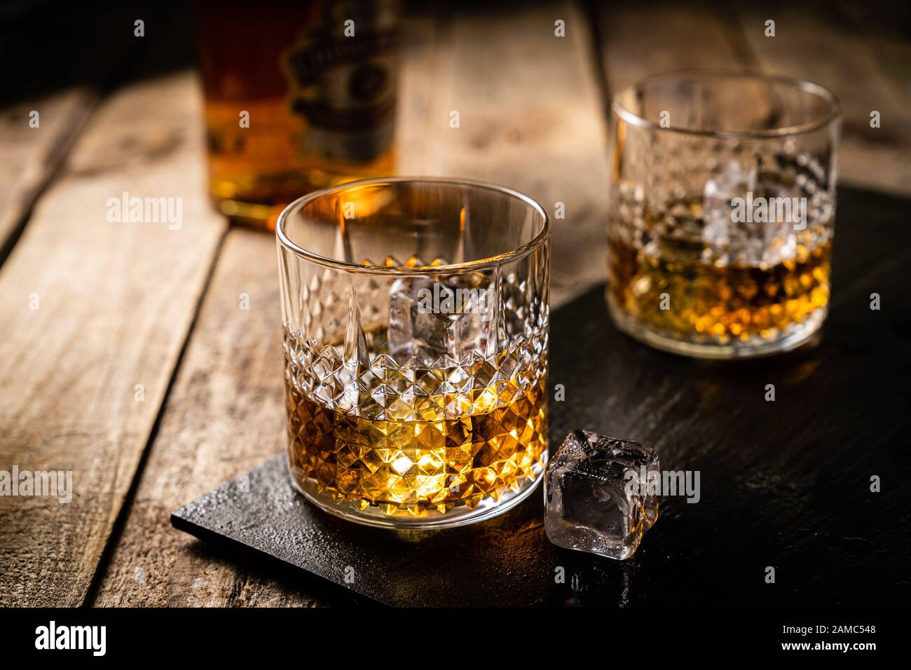 Whiskey in Brille auf Holzhintergrund Stockfoto