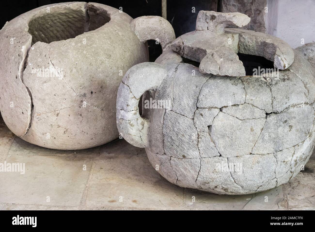 Alte, kaputte, sehr große Töpfe. Stockfoto
