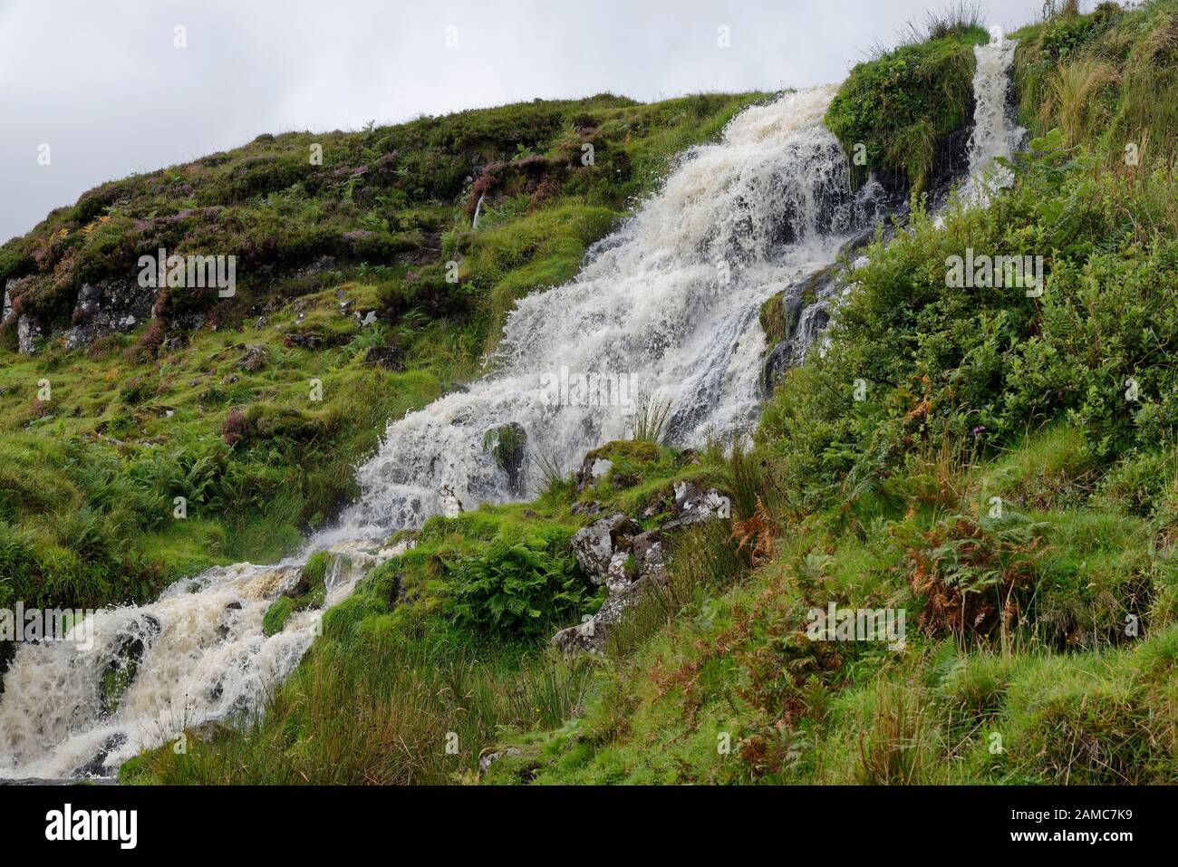 Der Braut Schleier fällt in Überflutung nach starkem Regen Loch Leathan, Isle of Skye, Western Isles, Schottland Stockfoto