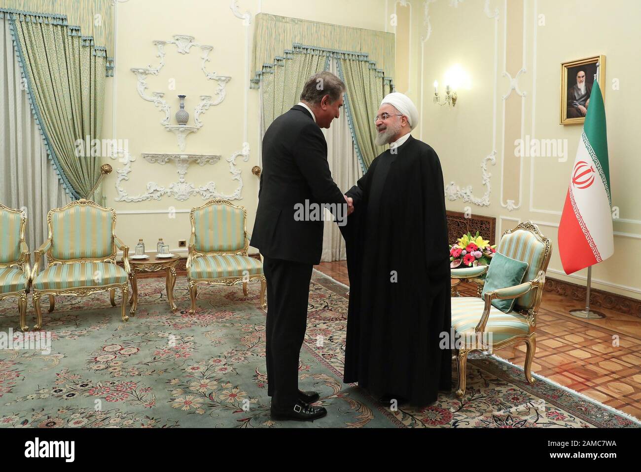 Teheran, Iran. Januar 2020. Ein vom Präsidentenamt bereitstelltes Handzettel zeigt den iranischen Präsidenten HASSAN ROUHANI (R), der Pakistans Außenminister SHAH MEHMOOD QURESHI (L) am 12. Januar 2020 in Teheran, Iran, empfängt. Qureshi ist in Teheran, um sich mit iranischen Beamten zu treffen. Kredit: Kredit: /ZUMA Wire/Alamy Live News Stockfoto