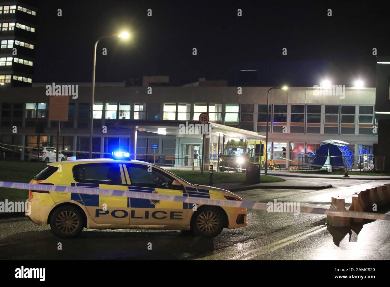 Polizei und Einsatzkräfte außerhalb des Aintree University Hospital in Fazakerley, Liverpool als Corden eingesetzt, nachdem einem Mann Berichten zufolge erstochen wurde und ihm eine Substanz ins Gesicht geworfen wurde. Stockfoto