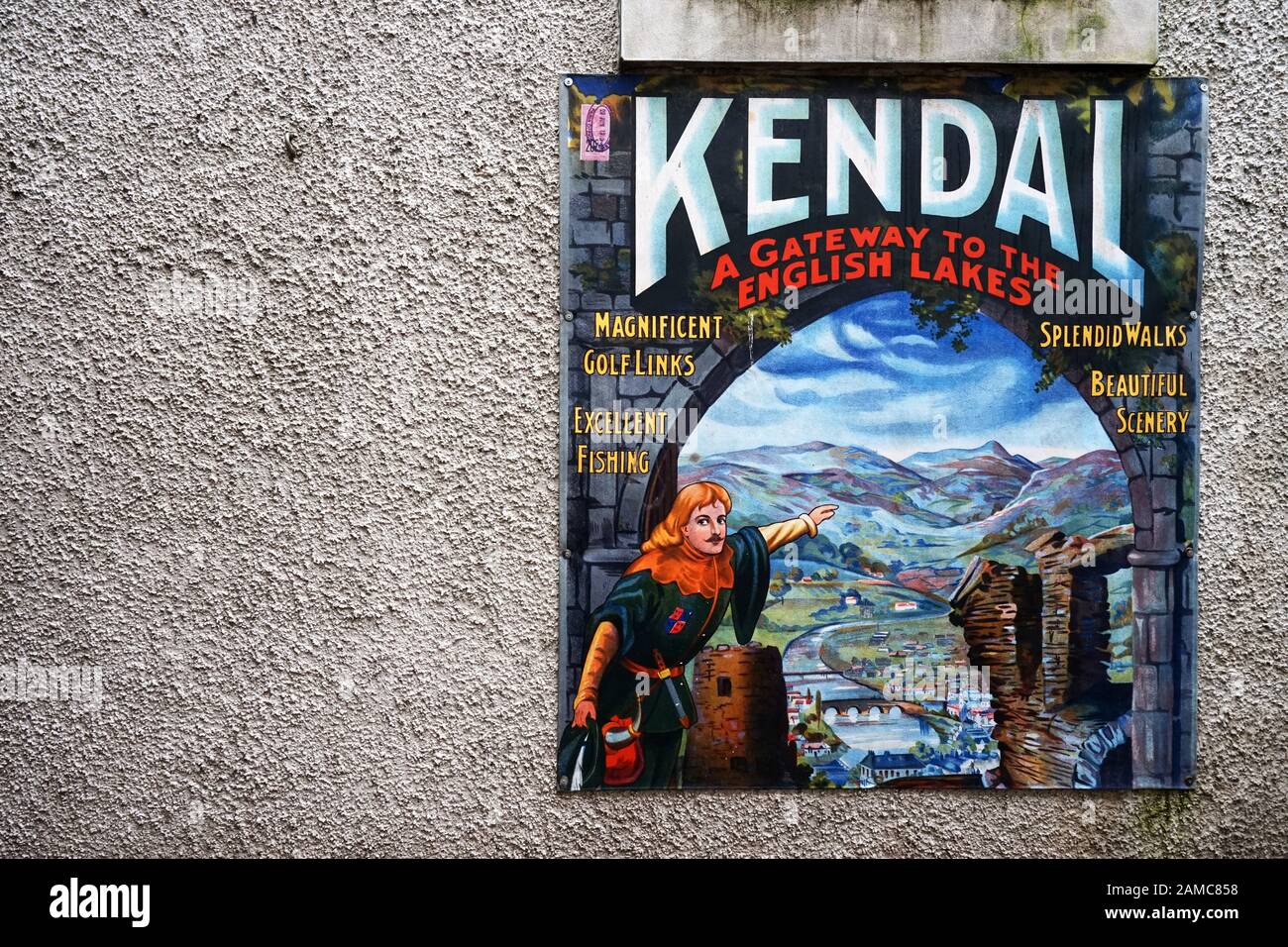 Altmodisches Touristeninformationsschild an einer Wand, das "Kendal, ein Tor zu den englischen Seen" wirbt Stockfoto