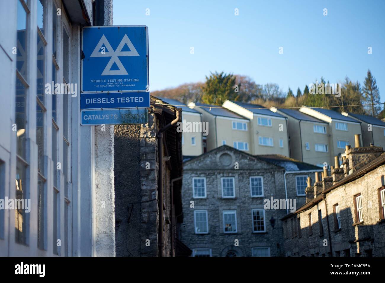 Schild mit der MOT-Teststation aus blauem und weißem Metall über einer Garage in Kendal, Cumbria, Großbritannien Stockfoto