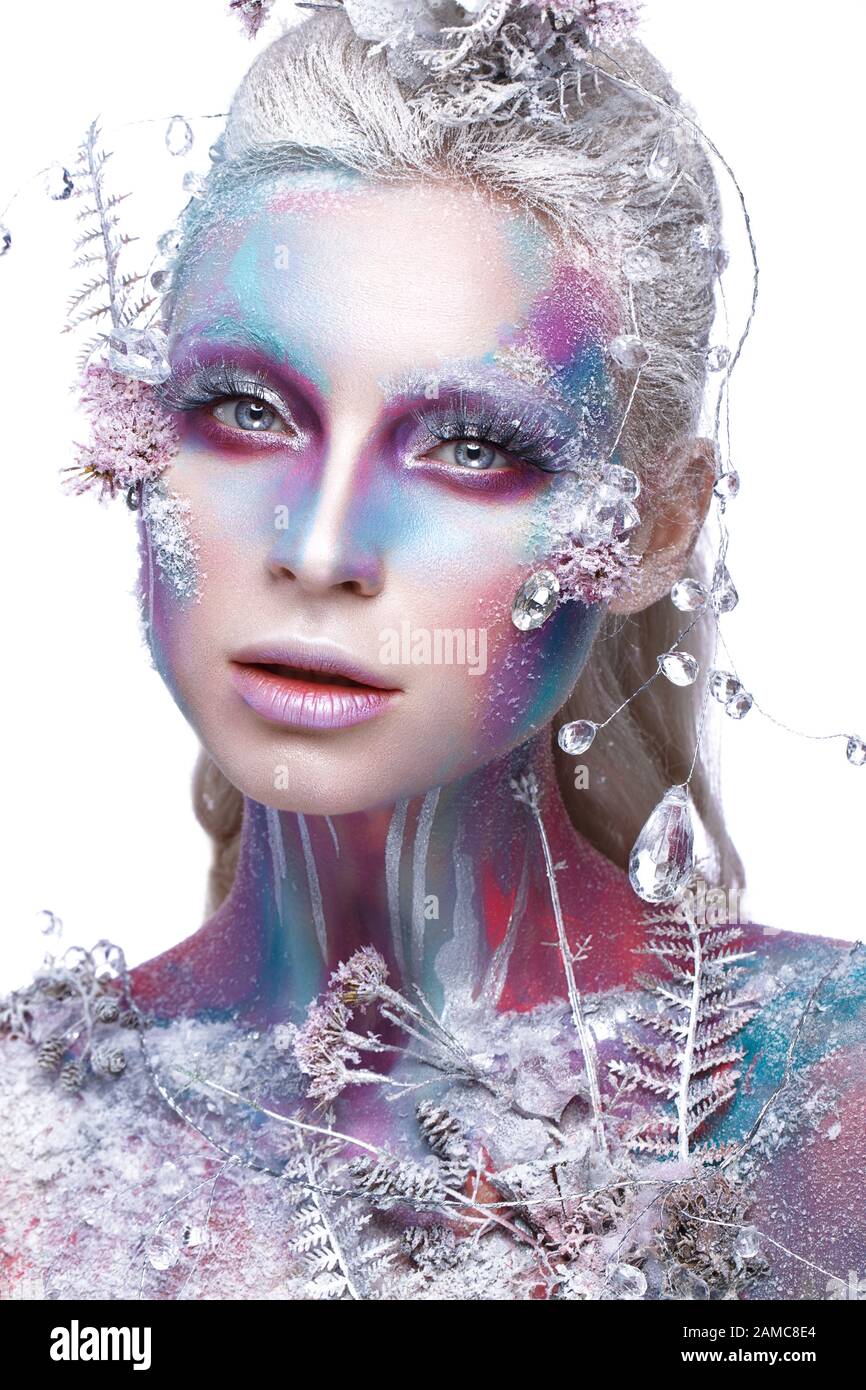 Wunderschönes Mädchen auf dem Bild einer verschneiten Einhorn-Kreatur. Kreatives Make-up. Kunst-Look. Stockfoto