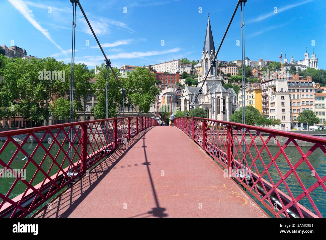 Fußgängerbrücke Saint Georges in Lyon, Frankreich an einem schönen Sommertag Stockfoto