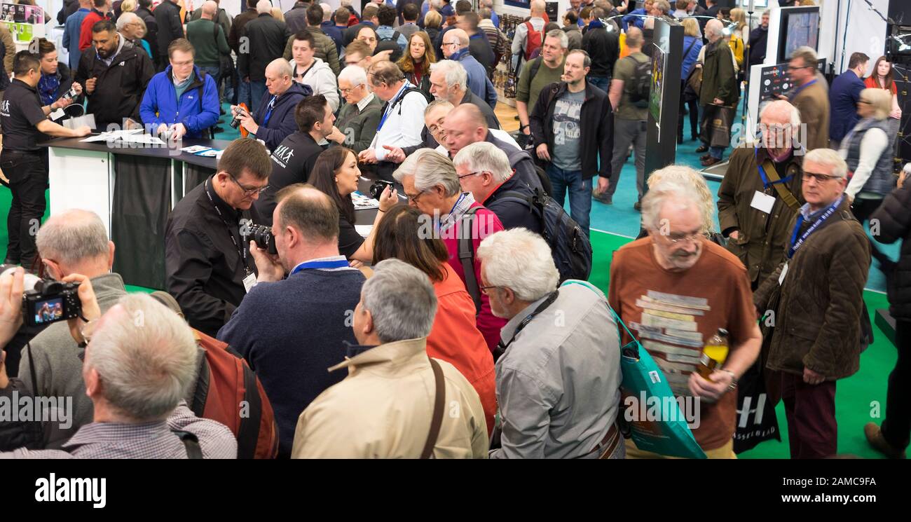 Überfüllter Boden bei einer Veranstaltung in der Halle Stockfoto