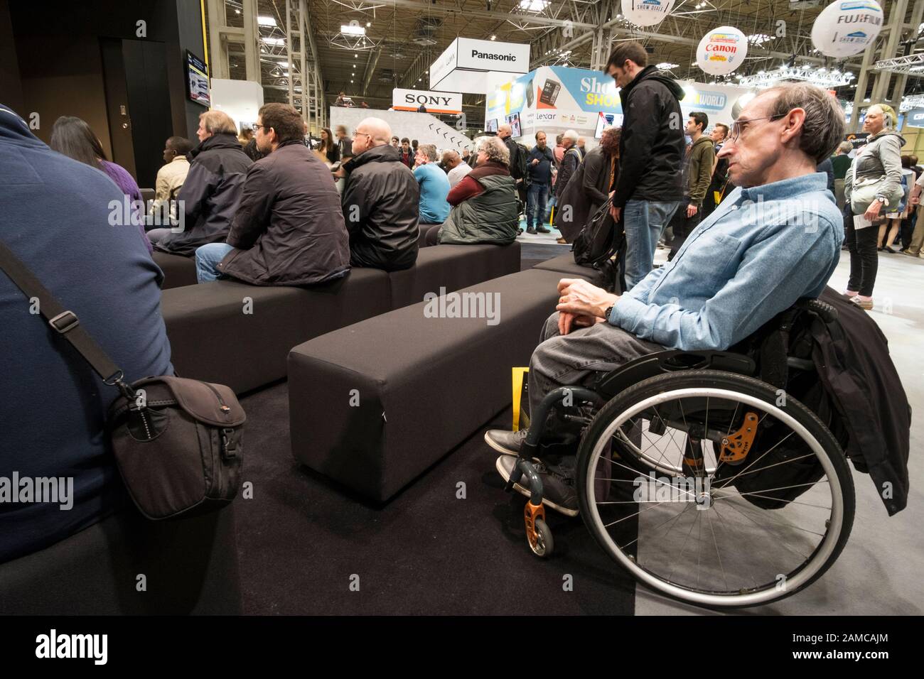 Mann im Rollstuhl bei einer Ausstellung für Innenaufnahmen Stockfoto