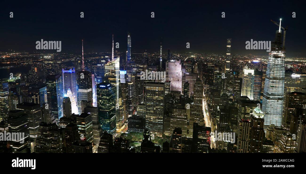 Luftbild der Skyline von Manhattan in der Nacht, New York City, USA Stockfoto