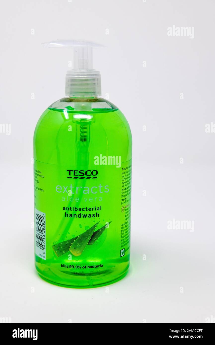 Der durchsichtige Kunststoffspender von Tesco Extrahiert die Antibakterielle Handwäsche von Aloe Vera. Stockfoto
