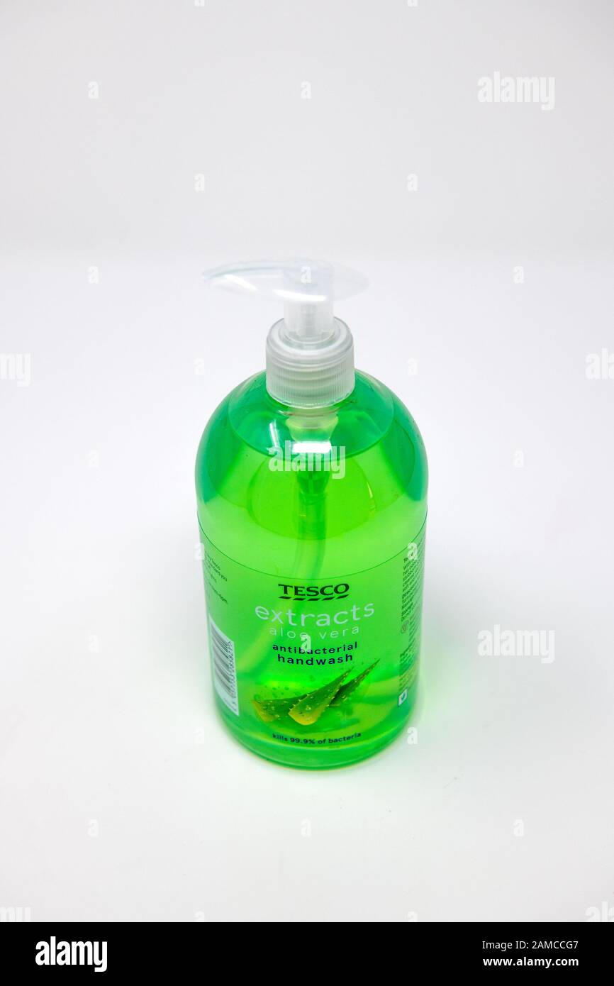 Der durchsichtige Kunststoffspender von Tesco Extrahiert die Antibakterielle Handwäsche von Aloe Vera. Stockfoto