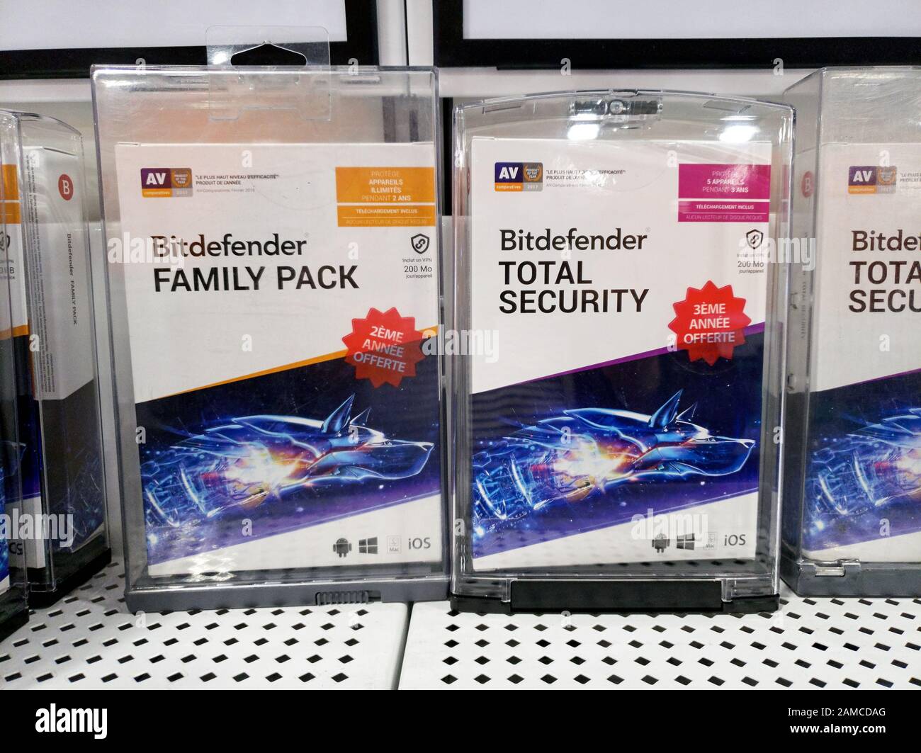Montreal, Kanada - 26. Dezember 2019: BitDefender Total Security and Family Pack in Regalen. BitDefender ist ein Softwarekoso für Cybersicherheit und Virenschutz Stockfoto