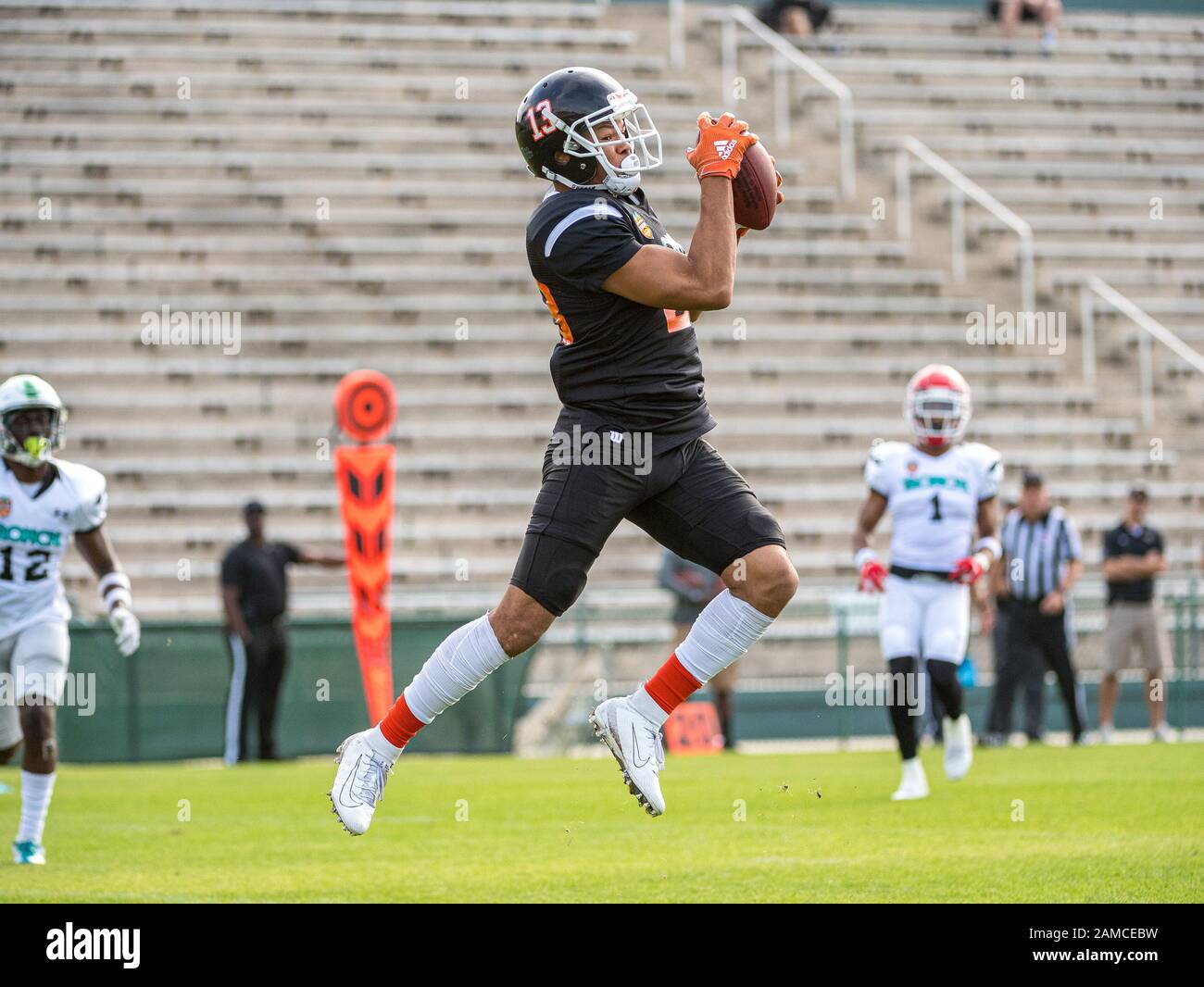 DeLand, FL, USA. Januar 2020. Nationalmannschafts-Wide-Receiver Manasse Bailey (23) fängt den Touch-Down-Pass während des College Football All Star Game im SPIRAL Tropical Bowl zwischen American (weiß) und National (schwarz0 im Spec Martin Stadium in DeLand, Fl. Romeo T Guzman/CSM/Alamy Live News Stockfoto