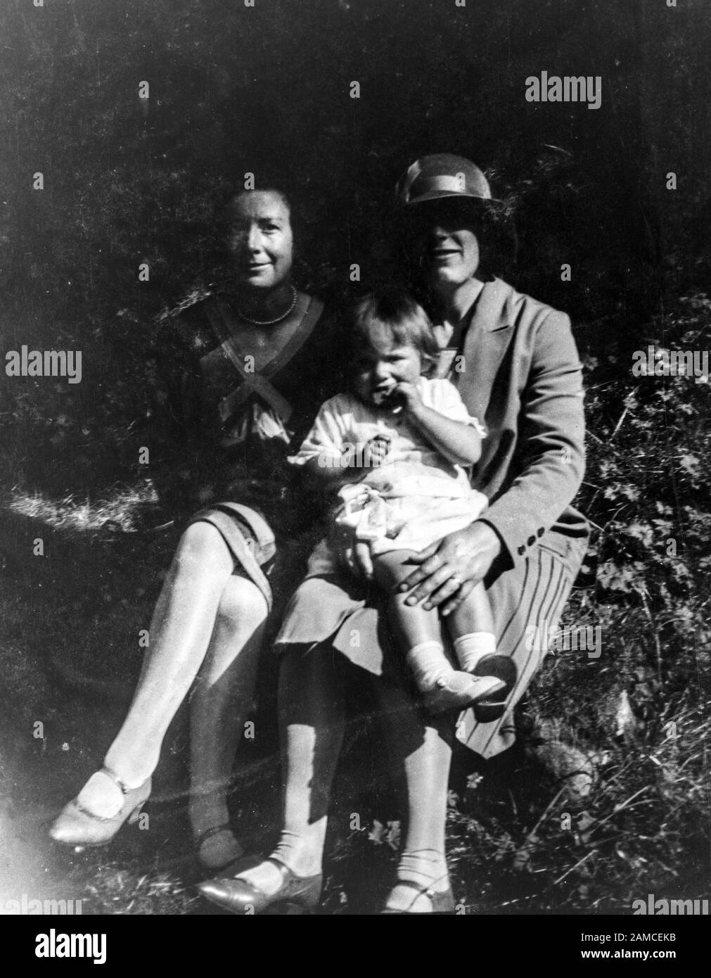 Archivbild zweier Damen mit einem Kleinkind, ca. 1920er Jahre, direkt vom negativ gescannt Stockfoto
