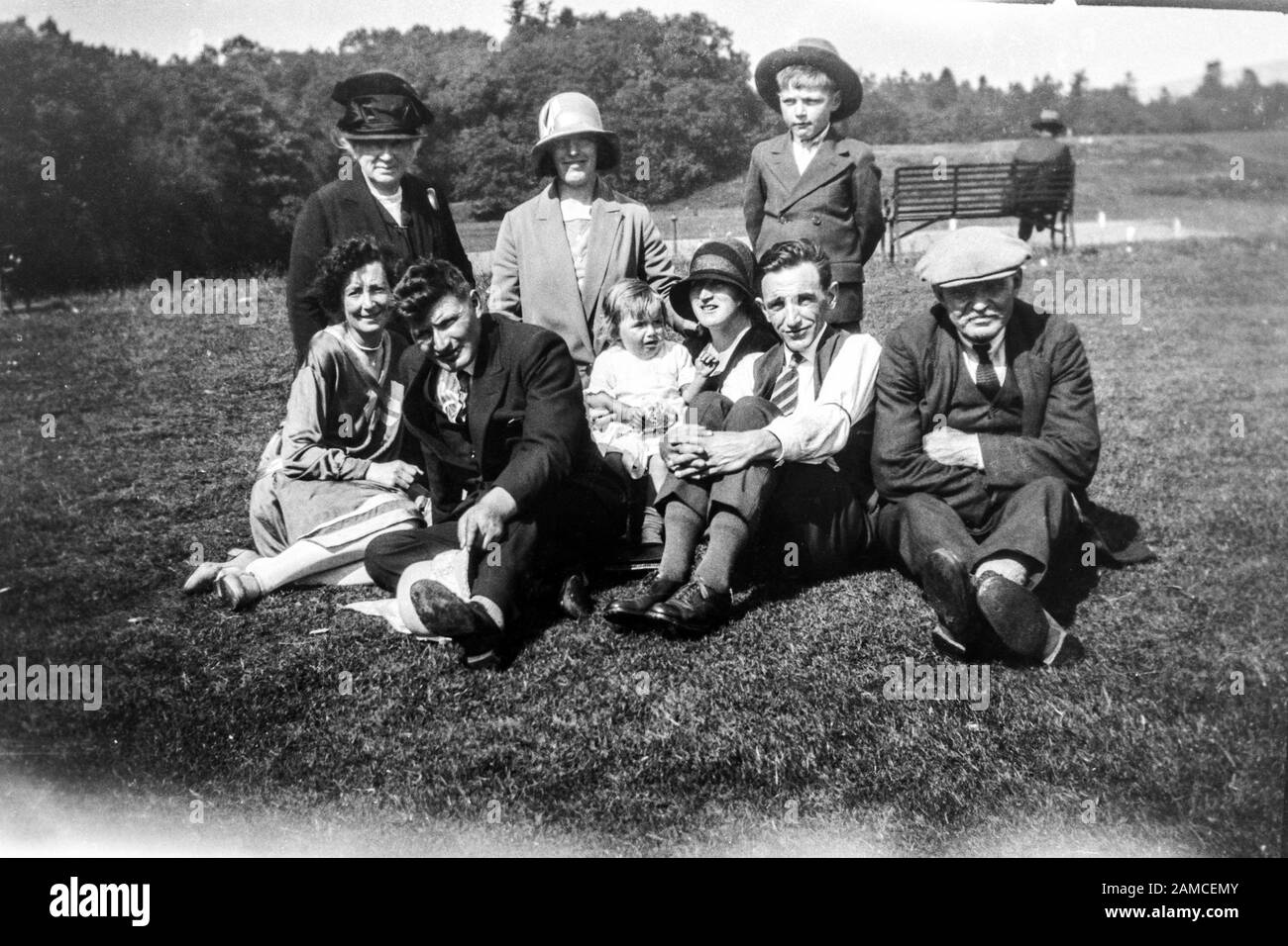 Archivbild einer Familiengruppe außerhalb eines Parks, ca. 1920er Jahre direkt aus dem negativ gescannt Stockfoto