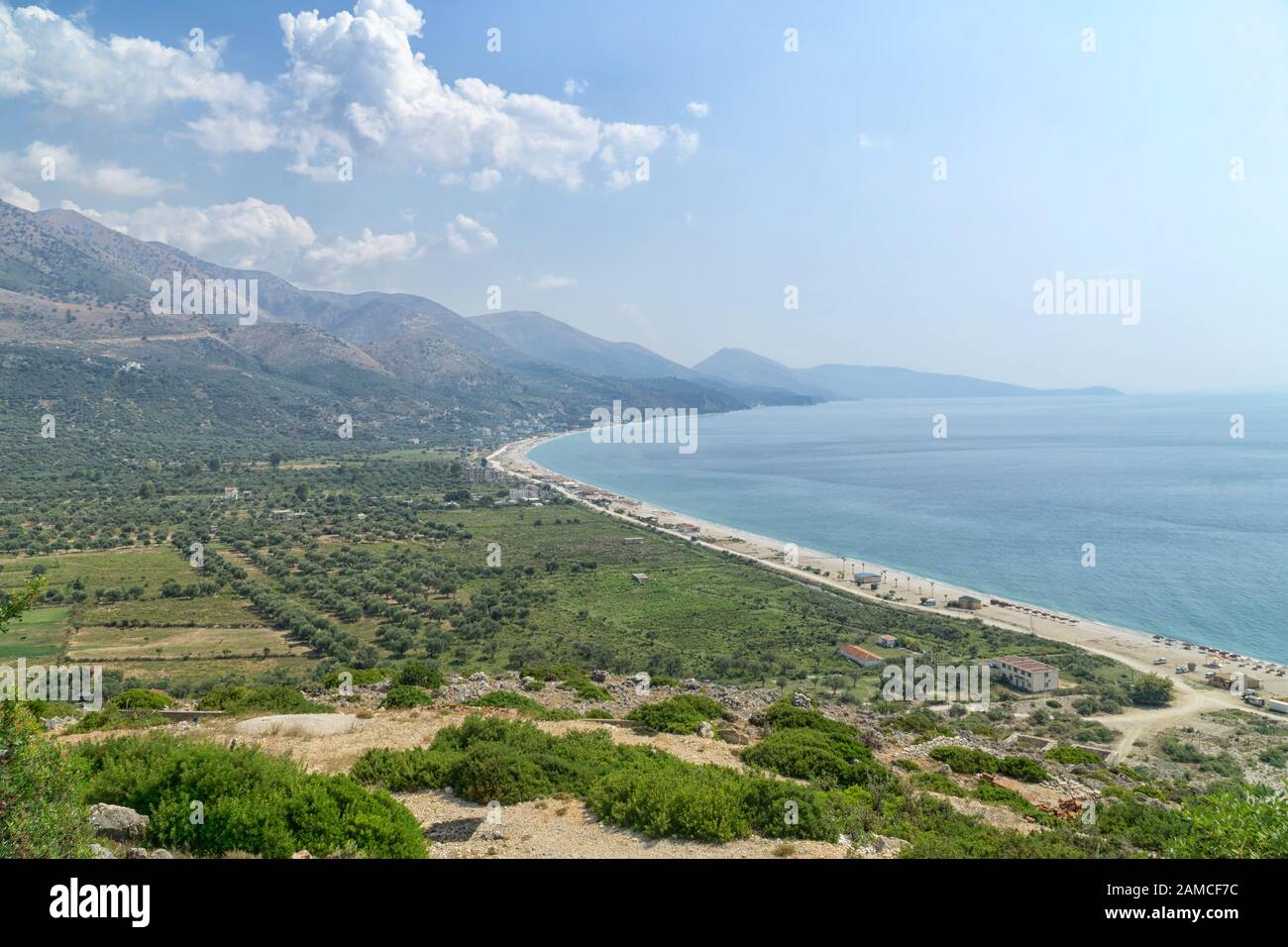 Albanische Riviera, Borsh Beach an der Küste des Ionischen Meeres an einem sonnigen Sommertag. Ein unentdeckter schöner Ort in Europa. Ansicht von oben Stockfoto