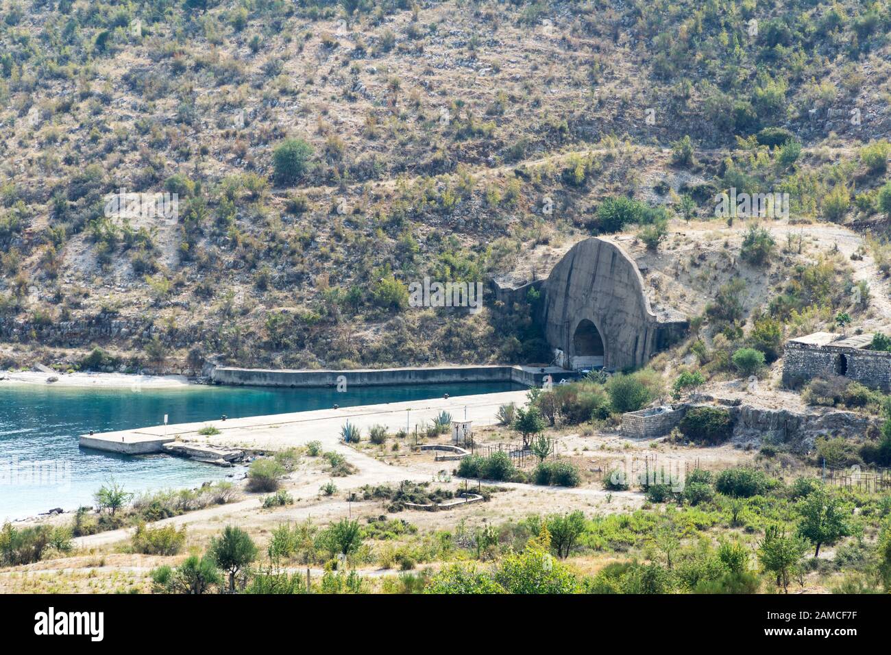 Verlassene U-Boot-Basis, Porto Palermo, in der Nähe von Himara, albanische Riviera, Albanien, Europa. Stockfoto