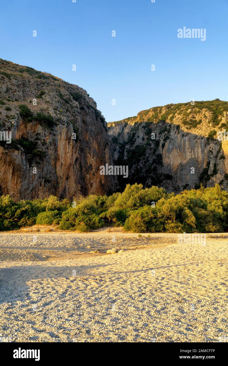 Gjipe Strand in Albanien bei Sonnenuntergang, im Hintergrund die Öffnung des Gjipe Canyons. Einer der interessantesten Orte an der Küste des Ionischen Meeres. Stockfoto