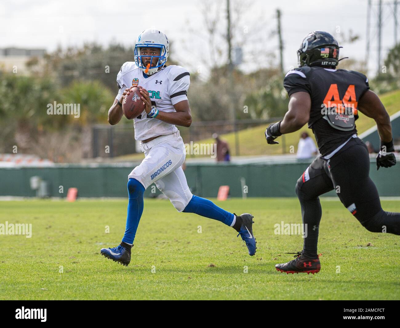 DeLand, FL, USA. Januar 2020. Quarterback des amerikanischen Teams Jaylon Henderson (17) während des College Football All Star Game im SPIRAL Tropical Bowl zwischen American (White) und National (Black0 im Spec Martin Stadium in DeLand, Fl. Romeo T Guzman/CSM/Alamy Live News Stockfoto