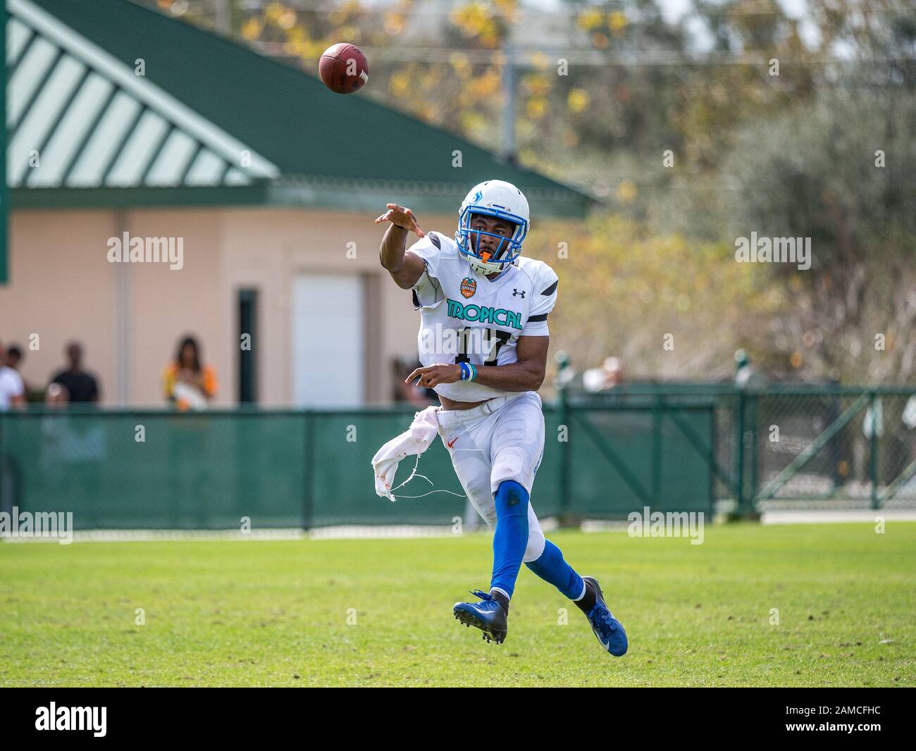 DeLand, FL, USA. Januar 2020. Quarterback des amerikanischen Teams Jaylon Henderson (17) während des College Football All Star Game im SPIRAL Tropical Bowl zwischen American (White) und National (Black0 im Spec Martin Stadium in DeLand, Fl. Romeo T Guzman/CSM/Alamy Live News Stockfoto