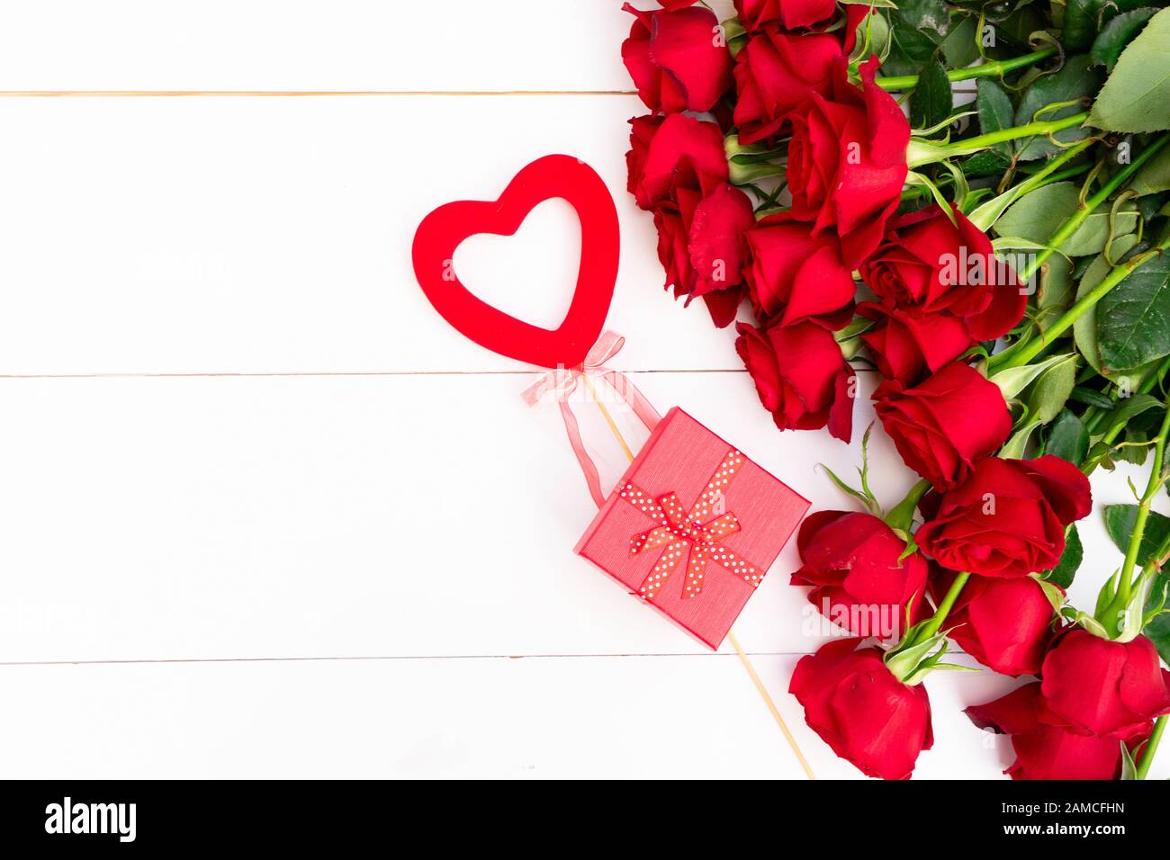 Dunkelrote Knospen Aus Valentinstag Festliche Rosen Blumen Mit Bandrand Auf Weissem Holz Mit Kopierraum Stockfotografie Alamy