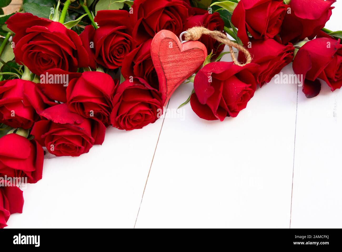 Dunkelrote Knospen Aus Valentinstag Festliche Rosen Blumen Mit Bandrand Auf Weissem Holz Mit Kopierraum Stockfotografie Alamy