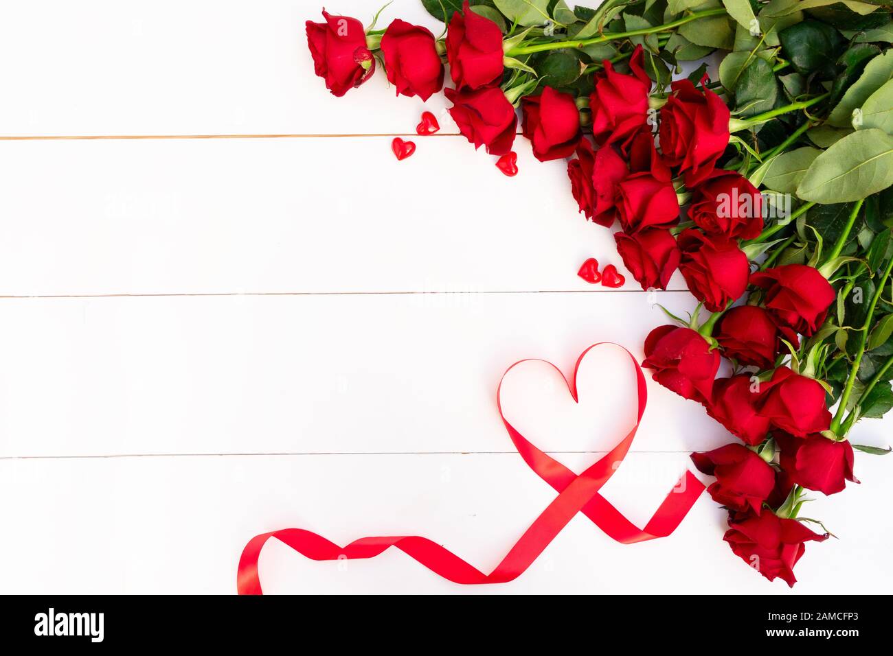 Dunkelrote Knospen Aus Valentinstag Festliche Rosen Blumen Mit Bandrand Auf Weissem Holz Mit Kopierraum Stockfotografie Alamy