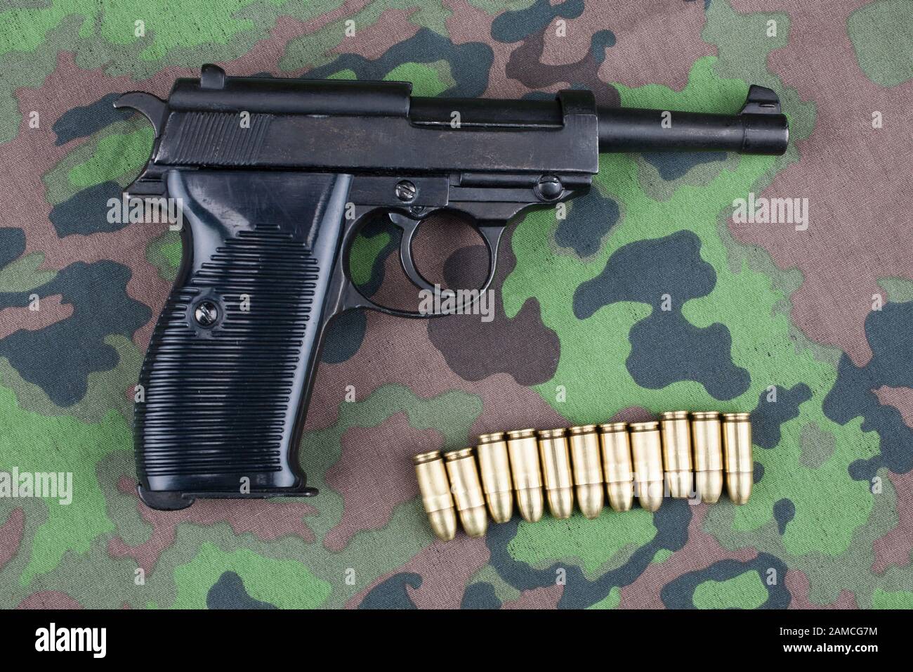 WWII ära Nazi-deutschen Armee 9 mm halbautomatische Pistole mit Munition auf getarnte einheitlichen Hintergrund Stockfoto