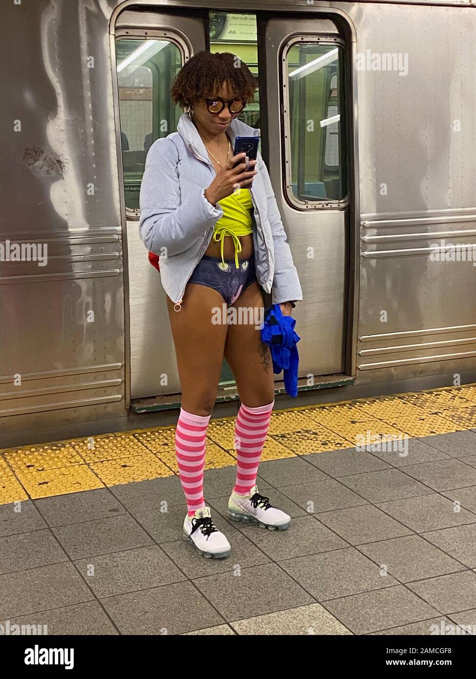 New York, NY, USA. Januar 2020. Teilnehmer der "No Pants Subway Ride NYC 2020" in New York, New York am 12. Januar 2020 2019. Kredit: Regenmacher Foto/Medien Punch/Alamy Live News Stockfoto