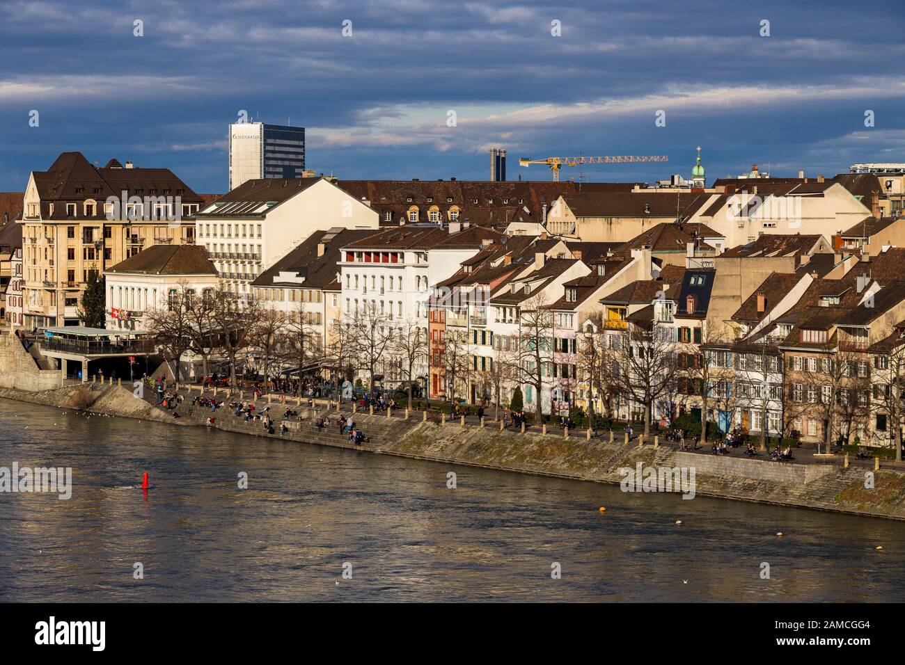 Blick auf die Stadt Basel und den Rhein, Schweiz. Erbe, wunderschön. Schweizer Stadt Basel bei sonnigem Wetter im Winter. Blick auf die Böschung und die Stockfoto