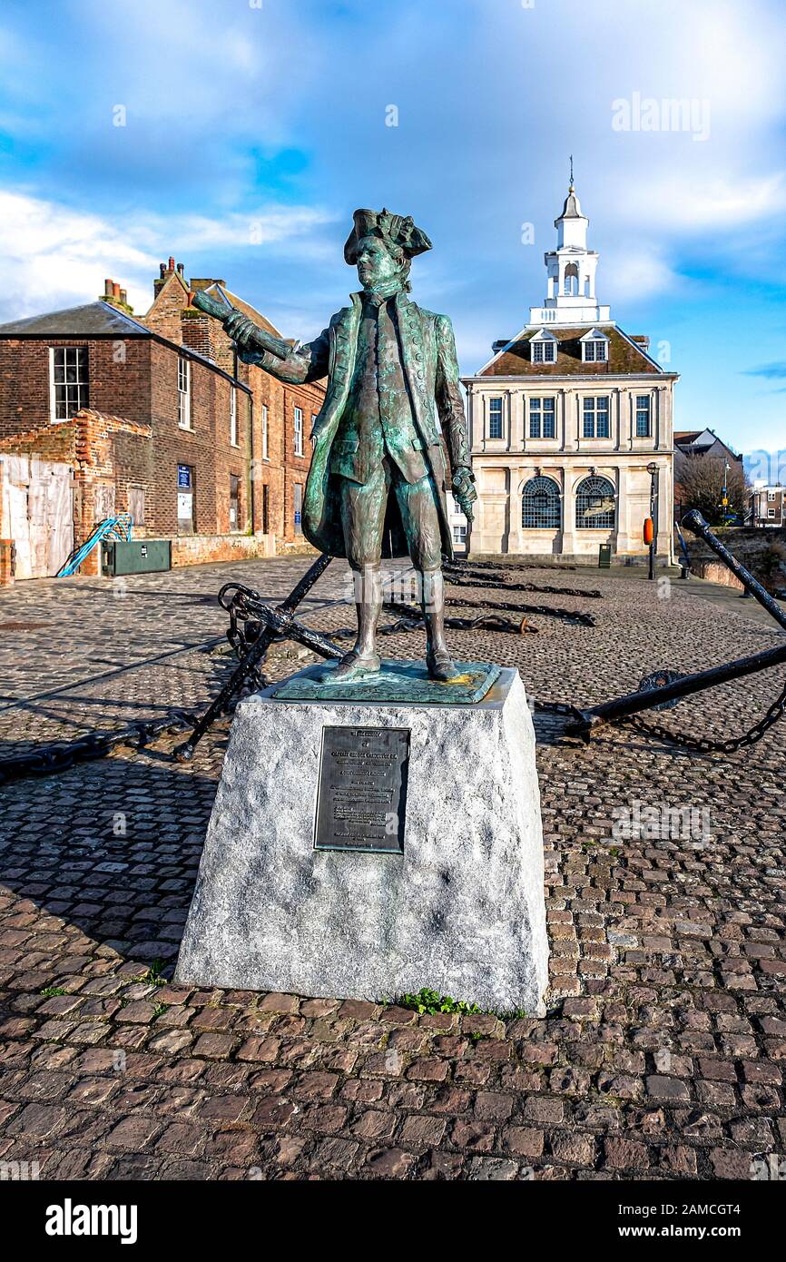 Bronzestatue von Kapitän George Vancouver vor dem Gebäude des Zollhauses Kings Lynn, Norfolk, Großbritannien Stockfoto
