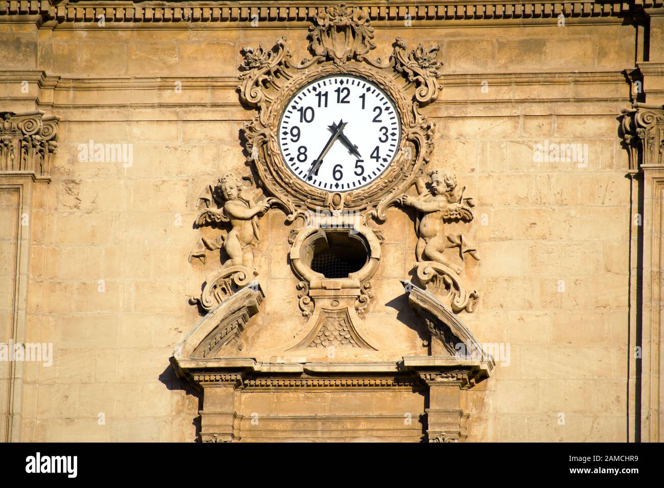 Alte Wanduhr in der Kathedrale Murcia in Spanien, Murcia. Europäische Architekturkirche. Stockfoto